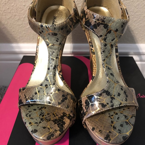 Michael Antonio Patent Leather Snakeskin Wedge - Picture 2 of 4